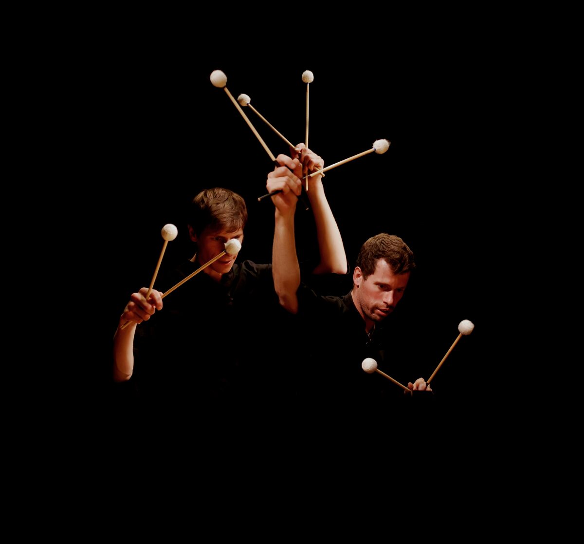 Jacques Hostettler et Nicolas Suter, mailloches levées au marimba